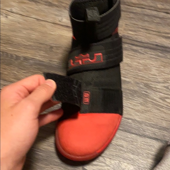 Rare Mens black and red Nike Lebron Soldier 10’s - Picture 6 of 6
